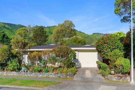 Photo of property in 28 Rewarewa Crescent, Waikanae, 5036