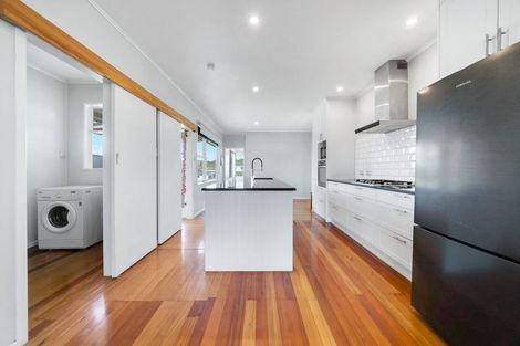 Photo of property in 11 Eastglen Road, Glen Eden, Auckland, 0602