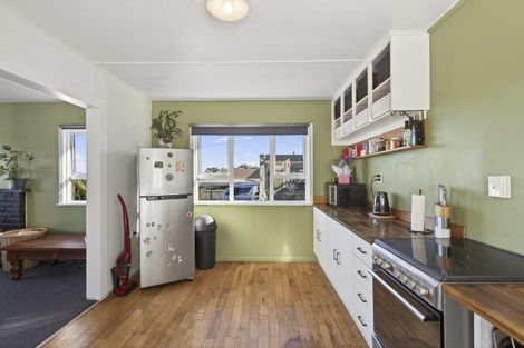 Photo of property in 15 Simons Street, Moturoa, New Plymouth, 4310