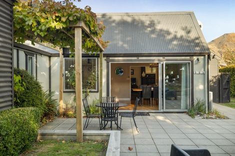 Photo of property in 45 Cedar Drive, Kelvin Heights, Queenstown, 9300