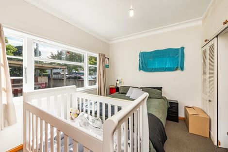 Photo of property in 137 Whites Line East, Waiwhetu, Lower Hutt, 5010