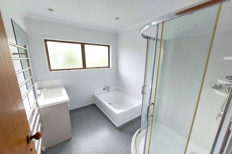 Photo of property in 8 Lowtherhurst Road, Massey, Auckland, 0614