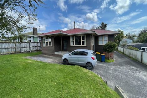 Photo of property in 12 Gill Avenue, Te Atatu Peninsula, Auckland, 0610
