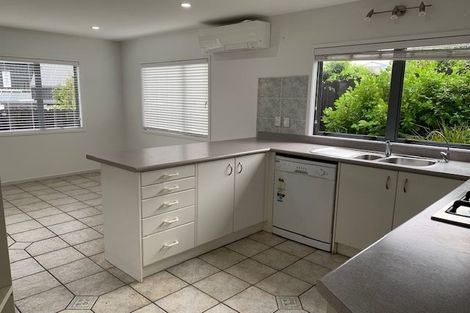 Photo of property in 2/90 Pupuke Road, Hillcrest, Auckland, 0627