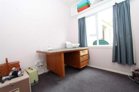 Photo of property in 10 Miles Crescent, Newlands, Wellington, 6037
