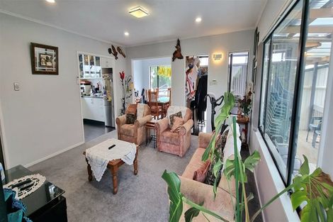 Photo of property in 8a Fruitvale Road, New Lynn, Auckland, 0600