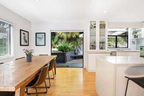 Photo of property in 2/8 Heatherleigh Rise, Northcross, Auckland, 0632