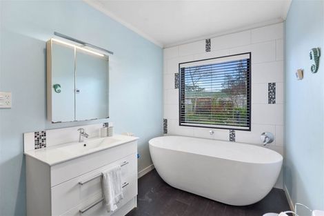 Photo of property in 43 Pehi Kupa Street, Waikanae, 5036