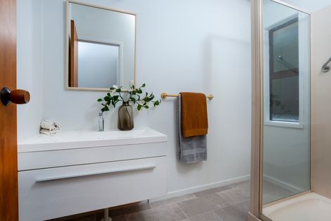 Photo of property in 2/17 Winifred Avenue, Bayview, Auckland, 0629