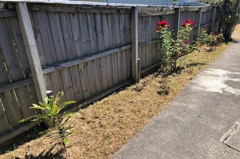 Photo of property in 4 La Rosa Street, Green Bay, Auckland, 0604