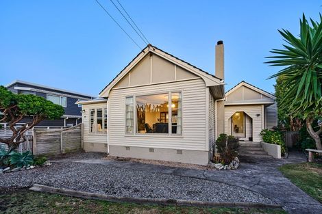 Photo of property in 135 Seaview Road, Paraparaumu Beach, Paraparaumu, 5032