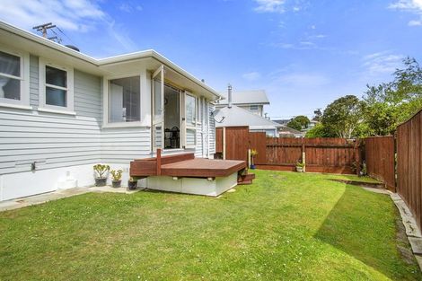 Photo of property in 5 Cara Crescent, Paparangi, Wellington, 6037