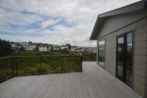 Photo of property in 10 Bayswater Place, Newlands, Wellington, 6037