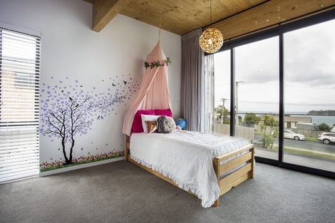 Photo of property in 16 Melandra Road, Stanmore Bay, Whangaparaoa, 0932