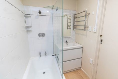 Photo of property in Victoria Court, 4u7 Queen Street, Mount Victoria, Wellington, 6011