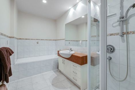 Photo of property in 3a/171 Hurstmere Road, Takapuna, Auckland, 0622