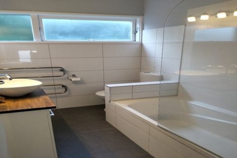 Photo of property in 23f7 Collins Avenue, Tawa, Wellington, 5028