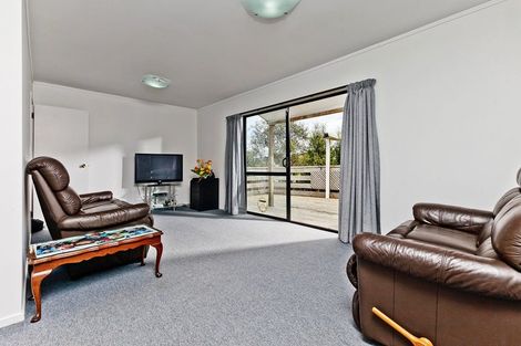 Photo of property in 1/1 Cheval Drive, Totara Vale, Auckland, 0629