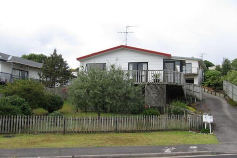 Photo of property in 2/10 Sevilla Place, Unsworth Heights, Auckland, 0632