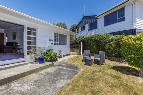 Photo of property in 6 Balliol Drive, Tawa, Wellington, 5028