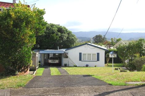 Photo of property in 2/10 Gaede Terrace, Sunnyvale, Auckland, 0612