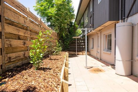 Photo of property in 2/218 East Coast Road, Forrest Hill, Auckland, 0620