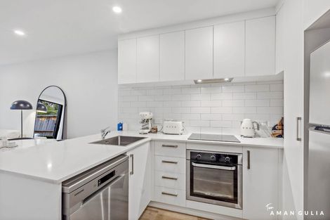 Photo of property in 33 Tokai Place, Glen Eden, 0602