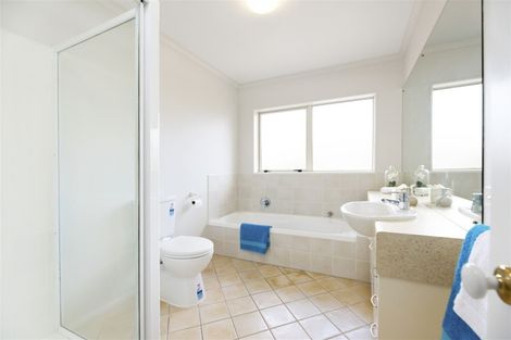 Photo of property in 15 Hillwell Drive, Henderson, Auckland, 0612