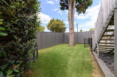 Photo of property in 2b Porter Avenue, Te Atatu South, Auckland, 0610