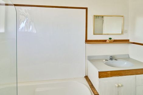 Photo of property in 20 Lyndfield Lane, Newlands, Wellington, 6037