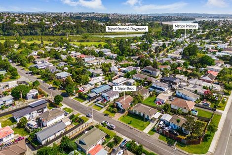 Photo of property in 1 Taipari Road, Te Atatu Peninsula, Auckland, 0610
