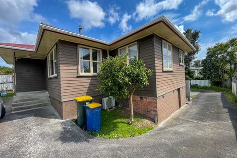 Photo of property in 12 Gill Avenue, Te Atatu Peninsula, Auckland, 0610