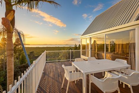 Photo of property in 25 Oakpark Place, West Harbour, Auckland, 0618