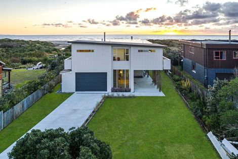 Photo of property in 5 Somerset Grove, Waitarere Beach, Levin, 5510