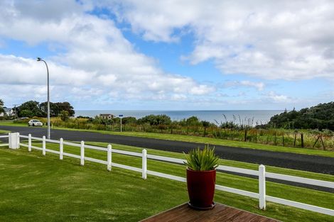 Photo of property in 20 Mace Terrace, Oakura, 4314