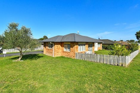 Photo of property in 1 Loughinisland Place, Weymouth, Auckland, 2103