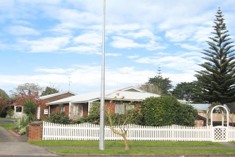 Photo of property in 2/70 Carnoustie Drive, Wattle Downs, Auckland, 2103