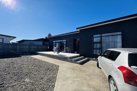 Photo of property in 48 Exeter Crescent, Takaro, Palmerston North, 4412