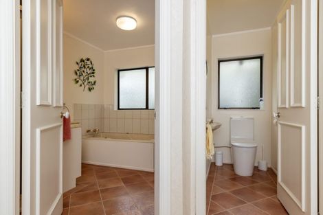 Photo of property in 2 Lavinia Grove, Waikanae Beach, Waikanae, 5036