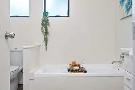 Photo of property in 2/19 Seaview Road, Glenfield, Auckland, 0629