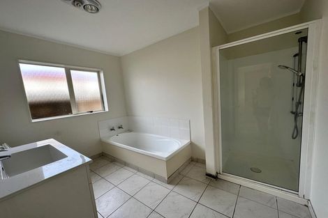 Photo of property in 32 Frank Bunce Grove, Flat Bush, Auckland, 2019
