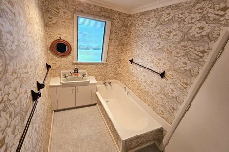 Photo of property in 19 Oxford Street, Martinborough, 5711