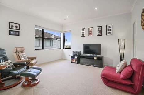 Photo of property in 102 Lake Panorama Drive, Henderson Valley, Auckland, 0612