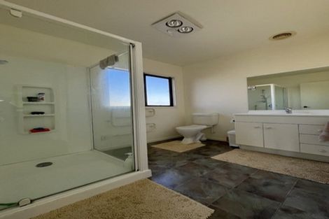 Photo of property in 6 Bennett Grove, Newlands, Wellington, 6037