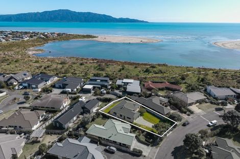 Photo of property in 9 Takahe Drive, Paraparaumu Beach, Paraparaumu, 5032
