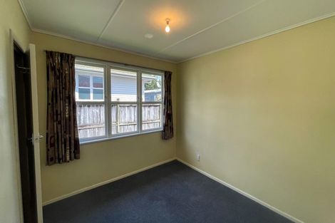 Photo of property in 12 Gill Avenue, Te Atatu Peninsula, Auckland, 0610
