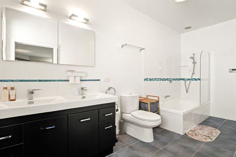 Photo of property in 28 Cliffs Road, Saint Clair, Dunedin, 9012