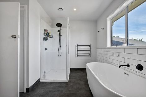 Photo of property in 35 Weraroa Road, Waverley, 4510
