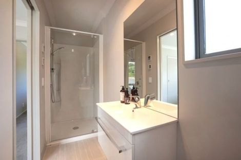 Photo of property in 16 Brindle Way, Newlands, Wellington, 6037