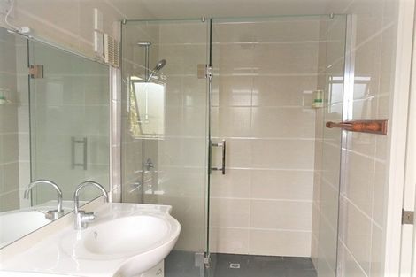 Photo of property in 5 Fowler Street, Northcote, Auckland, 0627